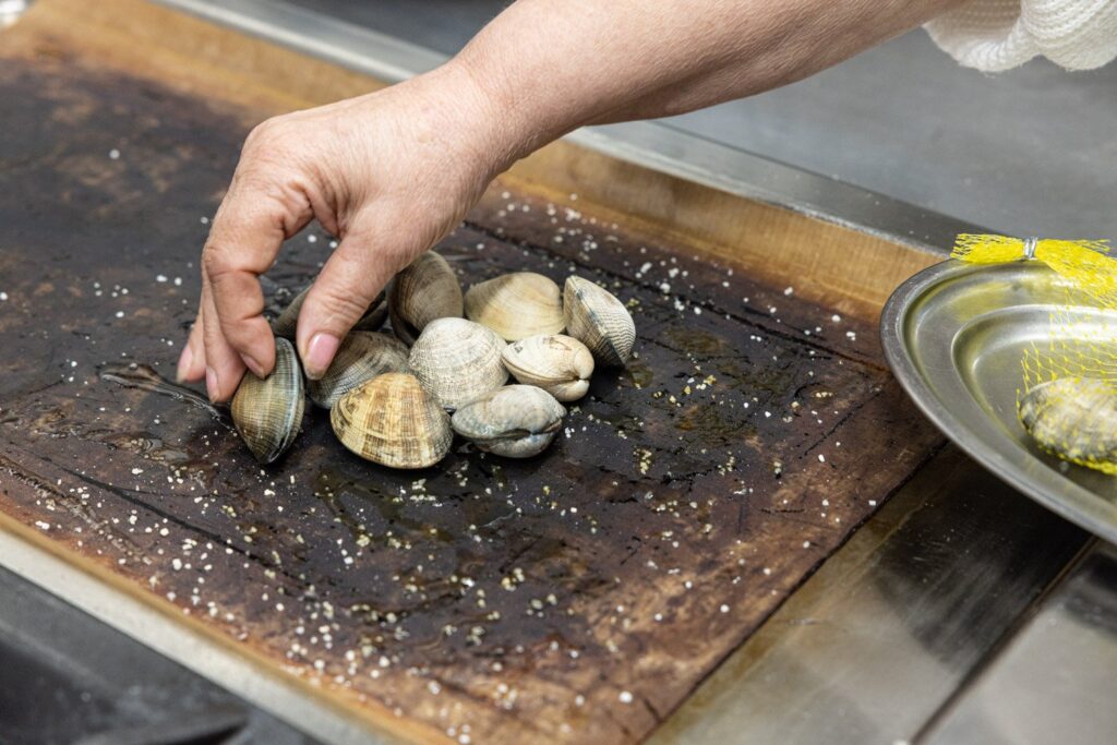 Foto de cocinera cocinando en el restaurante a marina