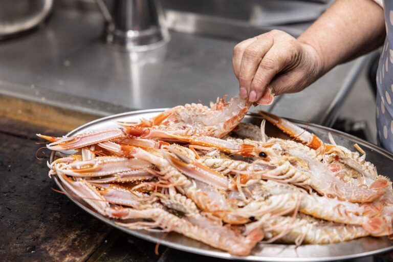 Foto De Cocinera Cocinando En El Restaurante A Marina